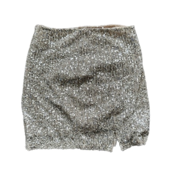love on a hanger Dresses & Skirts - Love On A Hanger Sequin Mini Skirt in Gold Size 5